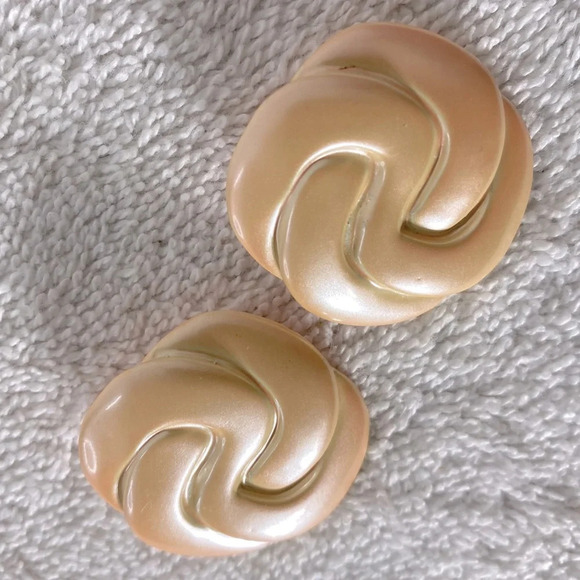 Vintage Iridescent Peach Textured Painted Metal Clip On Earrings - Picture 5 of 7